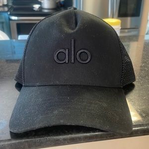 Athletic Alo Yoga trucker hat